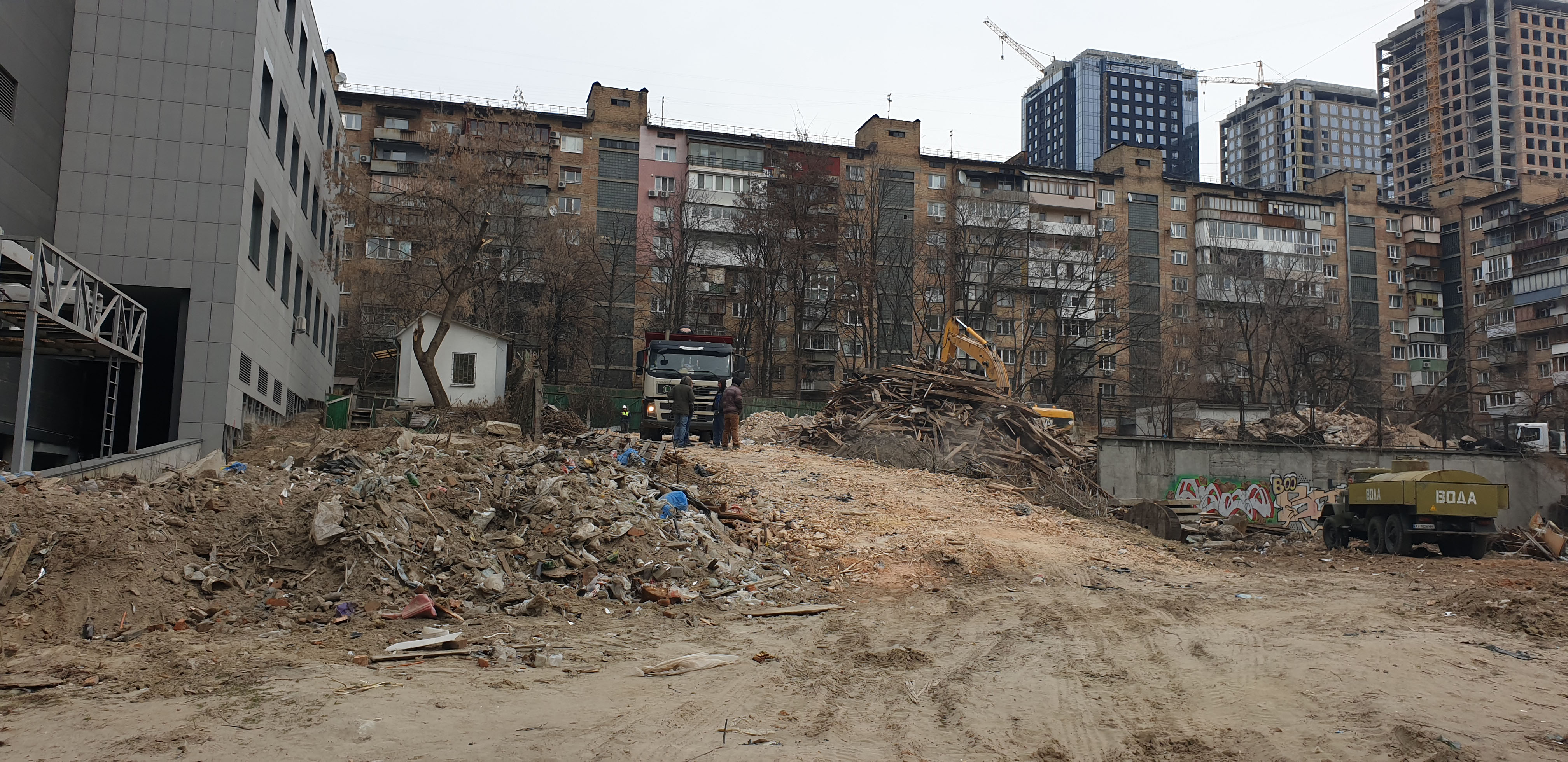 Montreal House - гори будівельного сміття після демонтажних робіт.